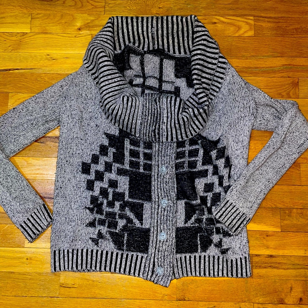 XS WOMENS SWEATER. Fits true to size